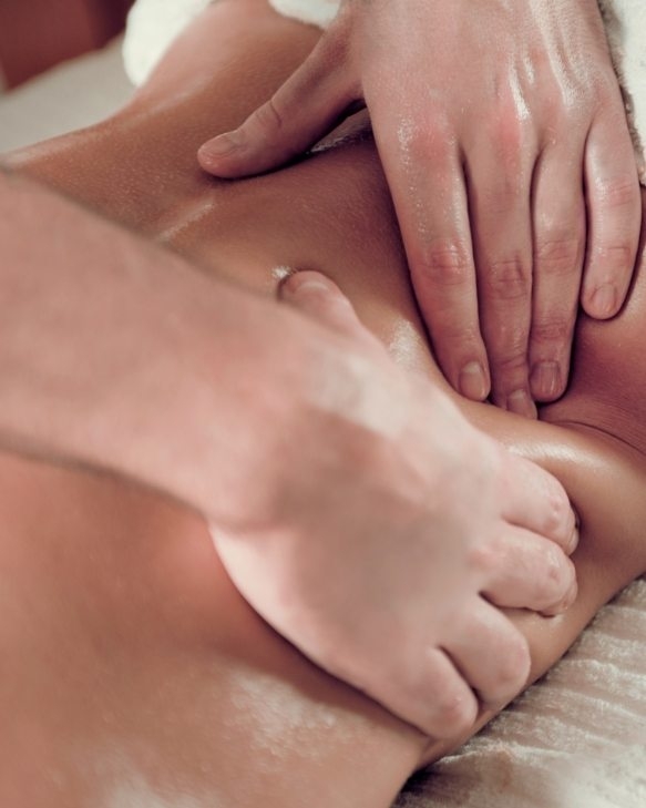 relaxing-back-massage-PABERUY-583x729